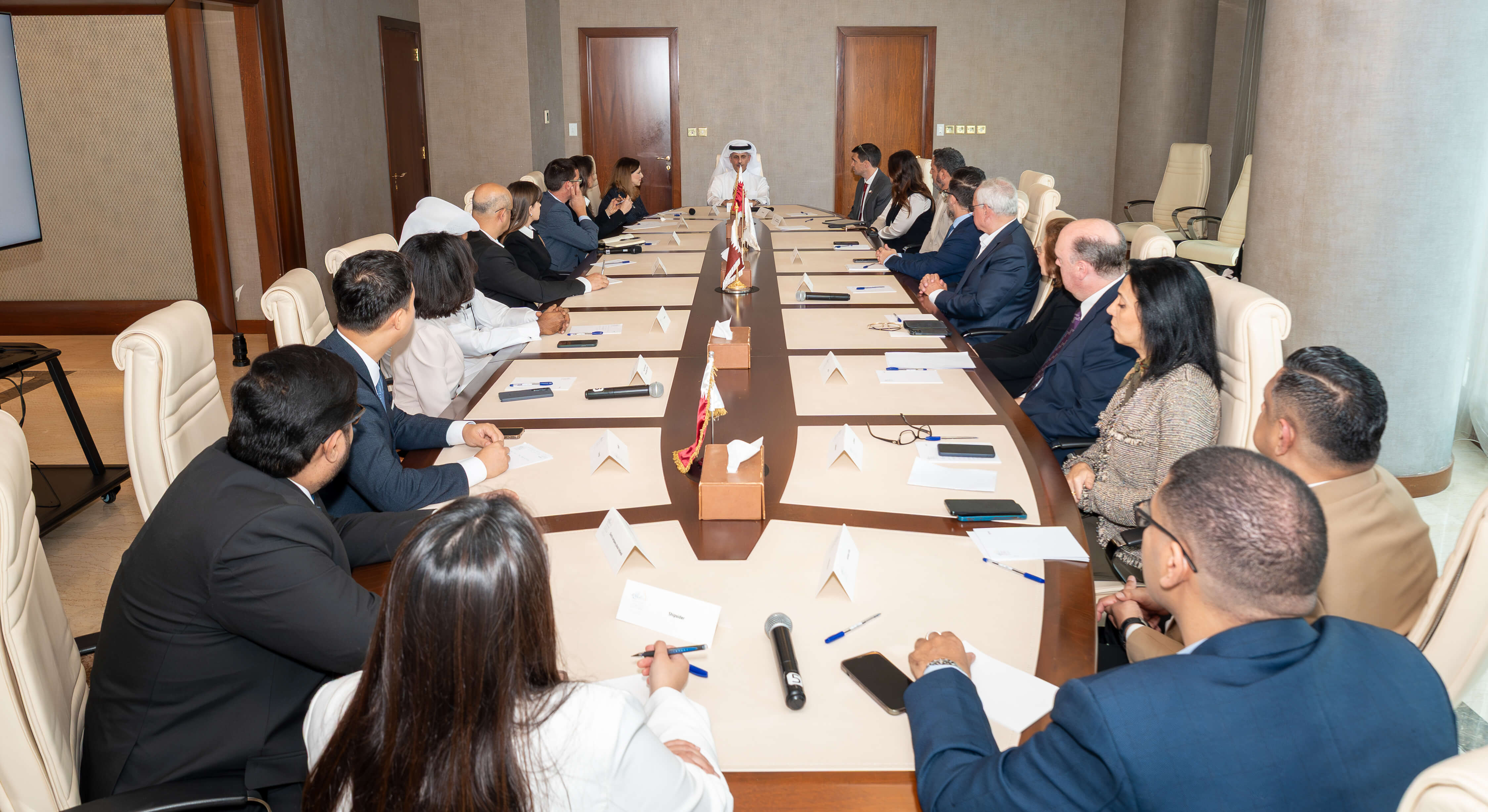 The Qatari Businessmen Association meets with foreign chambers and economic business councils operating in Doha